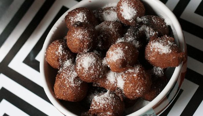 azer uma receita clássica e muito prática, assim, iremos ensinar a voçês a prepararem esta receita de bolinho de chuva de chocolate!